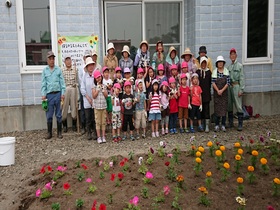 さくら保育園の園児たちが花植えをお手伝いしました