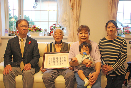藤原富雄さんと娘さん、お孫さん、ひ孫さんの4世代で記念撮影