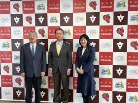岸真紀子参議院議員と稲村久男道議会副議長来訪