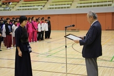 剣道で入賞した岡さんが表彰されている様子