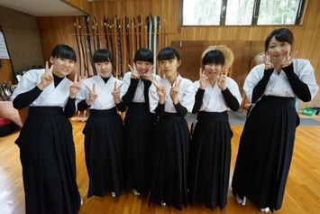 砂川高校弓道部の女子生徒たち