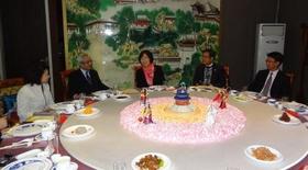 北京での歓迎レセプションの様子。ターンテーブルに座り、北海道市長会と中日友好協会の方々(全5名)が話し合っている様子