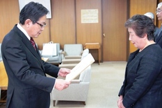 西村千寿恵様が総務大臣表彰を受けている様子