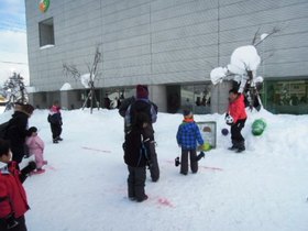 子どもたちが雪中大運動会で競技に参加している様子