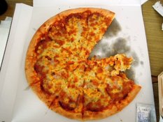 東雲団地町内会の新年会でご用意頂いたピザの画像