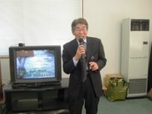 寺町町内会水島会長がカラオケで歌を披露している様子