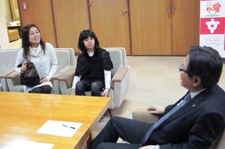 田中邑奈(ゆうな)とお母さんがイスに座り、市長と話している様子