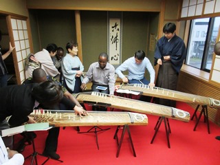 日本文化体験で筝を弾いているところ