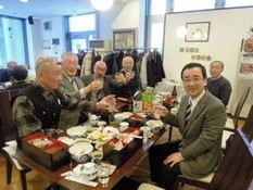 正和町内会新年会で町内会会員が乾杯している様子