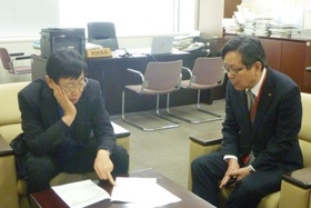 総務省安田自治財政局長へ訪問し、病院事業の要望を伝えている様子。