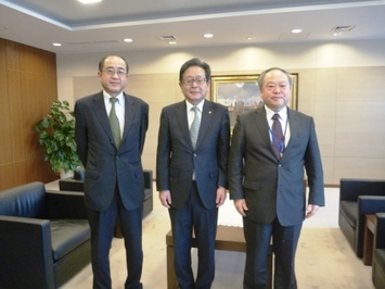 三井化学株式会社久保専務と善岡市長、裾分総務部長の3人が並んでいる様子