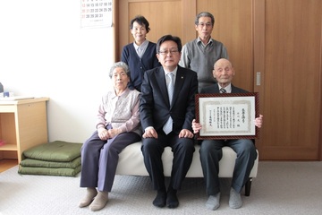 前列に石川さん夫婦と砂川市長、後列に息子さん夫婦と記念写真