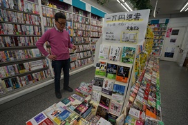 雑誌と同じ構図でいわた書店岩田店主と「1万円選書おすすめ本」コーナーを撮影