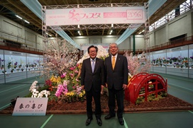 砂川市長と赤平菊島市長と並んで撮影