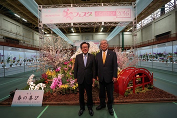 砂川市長と赤平菊島市長で並んでいるところ