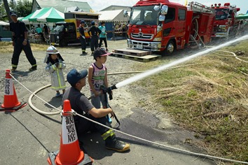 消防士体験で放水を体験