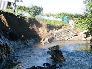 奈江豊平川、吉野3条南8丁目付近。築堤が崩れました。