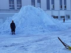 市役所庁舎前に積まれた雪山