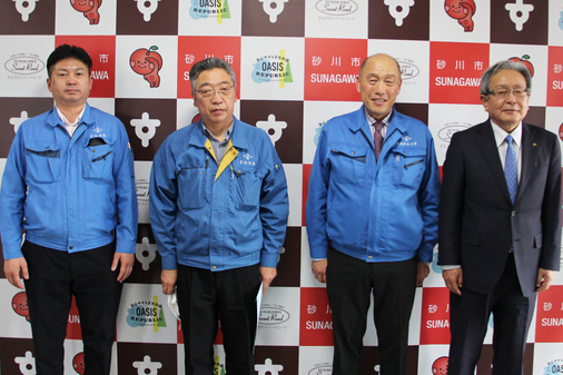 松尾社長(写真左から3人目)と海野執行役員(写真左から2人目)