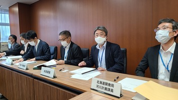 写真右から北海道開発局時岡河川計画課長、北海道局宮藤水政課長。