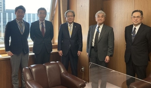 石塚局長（写真右から2人目）、石川開発監理部次長（写真右）