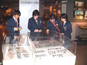 石器を見学する中学生たち