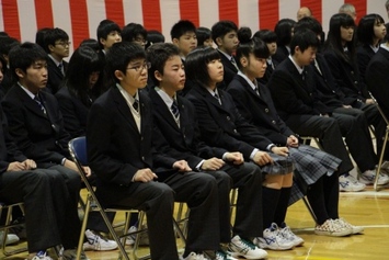 入学式に出席する新砂高生