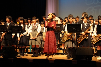 Tomomiさんと吹奏楽部の生徒たちの美しい合唱が会場を包み込みました