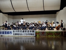 砂川中学校吹奏楽部の皆様が演奏している様子