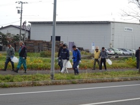 市役所・市立病院・消防の若手職員がゴミを拾い歩いています