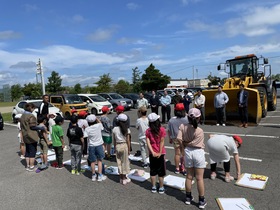 豊沼小学校児童写生会－憩岳会による建設機械展示