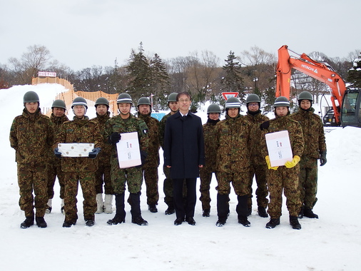 滝川駐屯地子どもの国雪中遊具製作激励