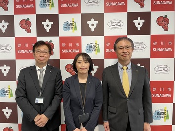 杉村有美副審議監(写真中央)