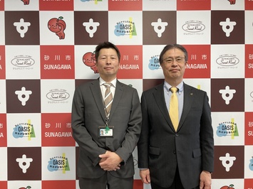 山田基病院事務局次長（写真左）