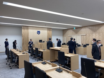 フラットな議場を見学