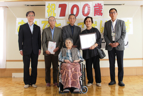 100歳長寿のお祝い-泉水トミ子さん