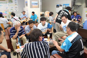 水辺で乾杯