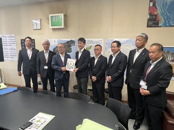 林正道水管理・国土保全局長へ手交