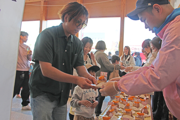 アニバーサリーケーキプレゼント