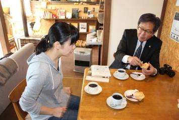 スコーンとコーヒーを貰いながら、オーナーの佐々木さんとお話ししている市長の様子