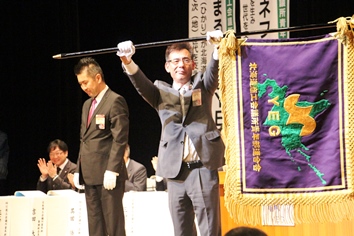 北海道ブロック旗を掲げる増井浩一大会長
