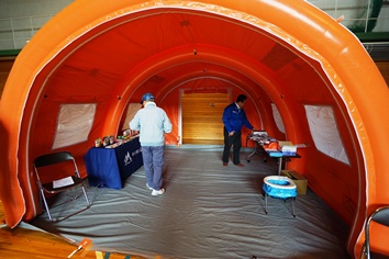 災害用テント（東京ドームや札幌ドームの天井に使われている素材で、東日本大震災以降、大規模災害時には病院に収容できない事態が発生したことから病院等などでの需要が増えています。）