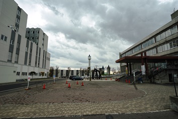 現在の市庁舎と市立病院