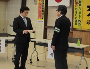 砂川青年会議所増田理事長より飲酒運転・交通事故の撲滅について宣言文を受け取りました。