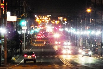 夜の国道12号の商業街路灯