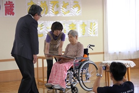 山田キクノさん100歳長寿祝金贈呈式
