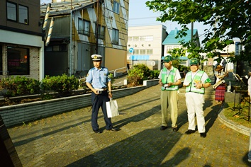 砂川警察署西岡交通課長と交通安全指導員会の皆さん