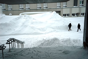 庁舎前に堆積された雪山