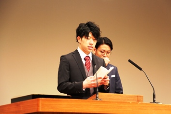 市民憲章朗唱は菅原京介さん（左）と八幡勇佑さん