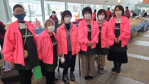 中森会長(写真左端)をはじめ砂川市更生保護女性会の皆さん